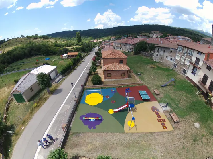 Nuevo parque infantil en Huerta de Arriba