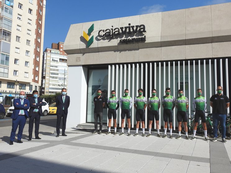 Equipo ciclista Caja Rural Seguros RGA junto con personal de la entidad patrocinadora