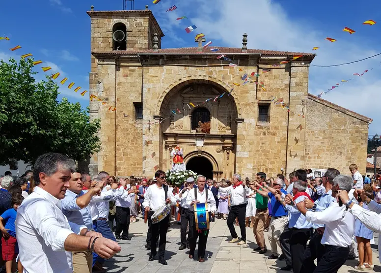 Salida de misa con la procesión el pasado año