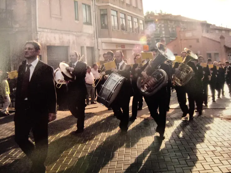 BANDA DE SALAS PASEANDO EN FIESTAS