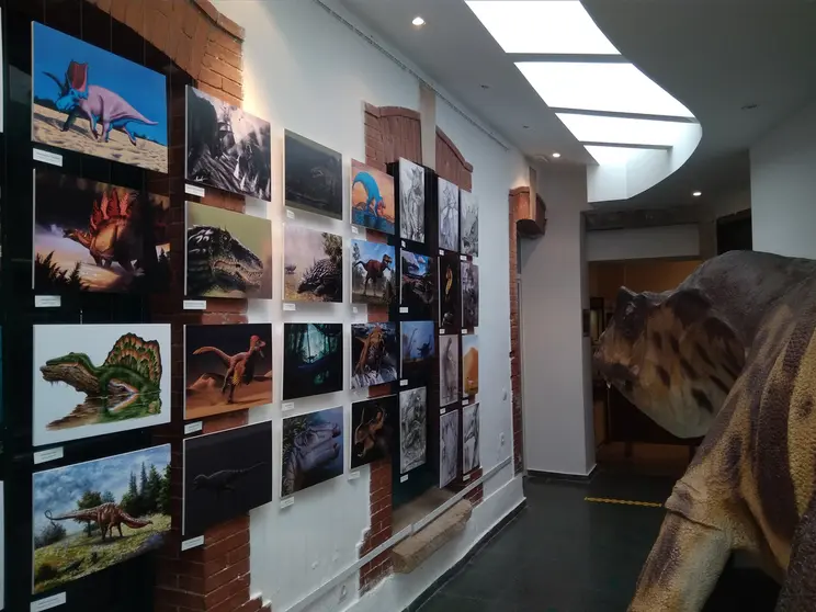 Allosaurio viendo la exposición del Museo