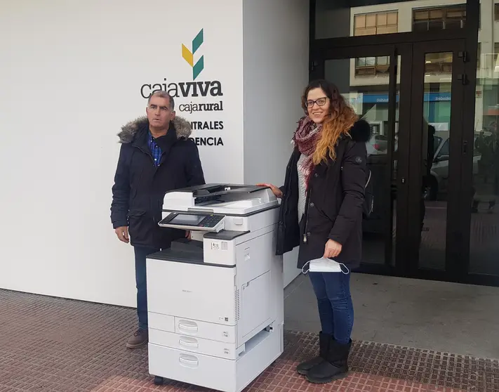 Gabriel Delgado secretario general de UPA Burgos recogiendo la donación.