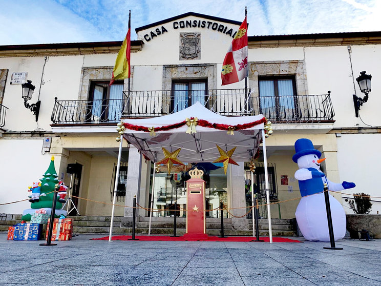 Buzón real en la plaza mayor del Ayuntamiento de San Leonardo. Fotografías: AMINA