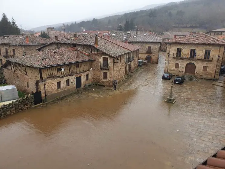 Inundación en la plaza de Salduero este lunes 25.