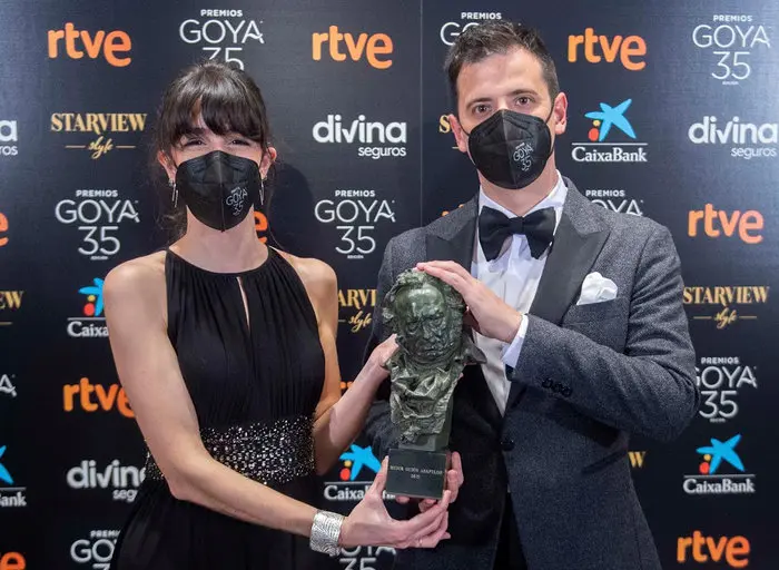 Marina Parés y David Pérez Sañudo sostienen el Goya al mejor guion adaptado por ‘Ane’