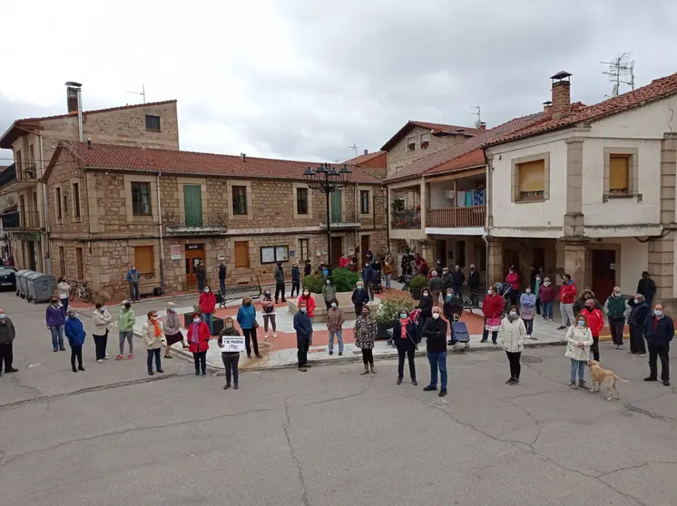 Vecinos de Pinares durante la última concentración frente a los consultorios médicos.