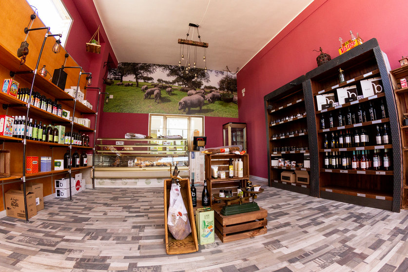 Interior de la nueva tienda 'IbereXtrem" en Salas. Fotografías: Beatriz Montero