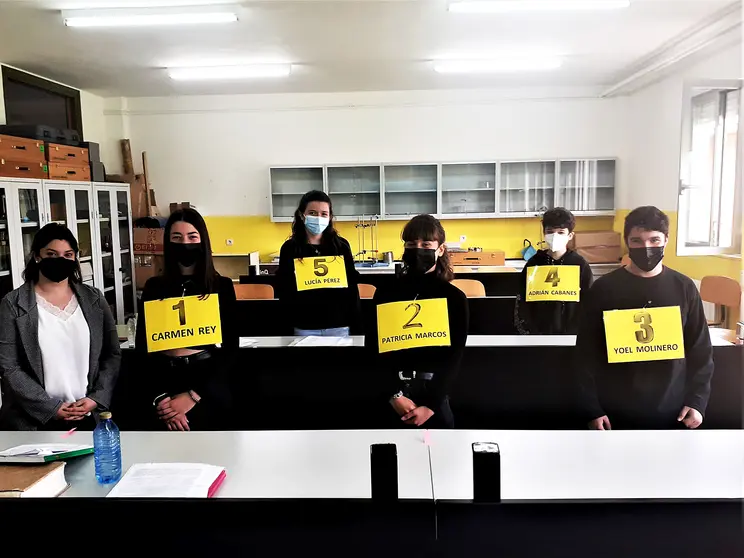 Carmen Rey, Patricia Marcos, Yoel Molinero, Adrián Cabanes y Lucía Pérez, alumnos de 3º de la ESO del IES Alfoz de Lara junto a su profesora Cristina Gómez