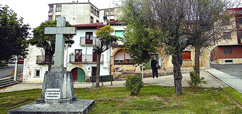 Antigua cruz de los caídos de Hontoria del Pinar reconvertida en recuerdo a las víctimas del terrorismo.