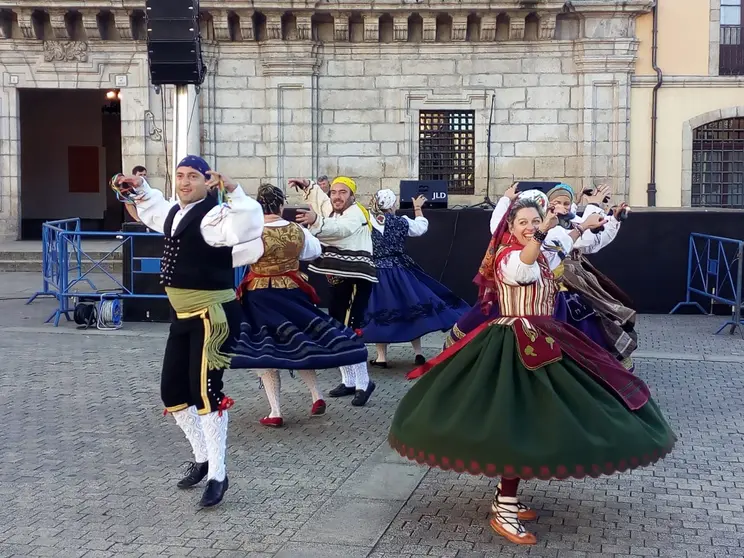 Grupo de Danzas 'Tierras de Arauzo'