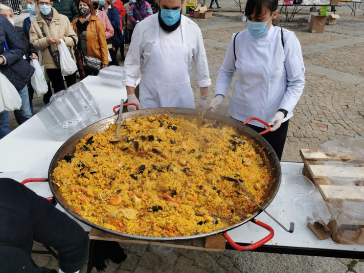 Una de las paellas dispuesta para ser servida