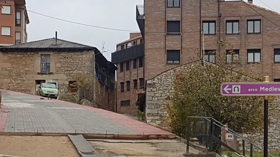 Obras en la céntrica calle en San Leonardo.