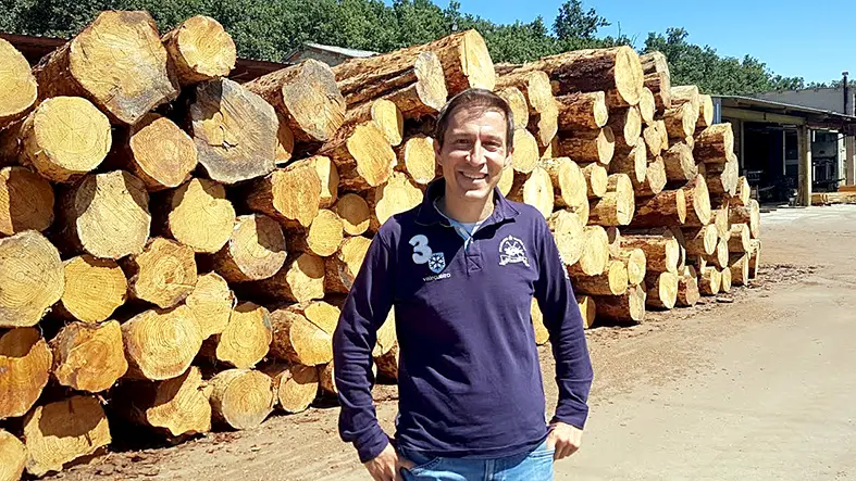 Carlos Navarro en el aserradero de AE Forestal en Palacios de la Sierra.