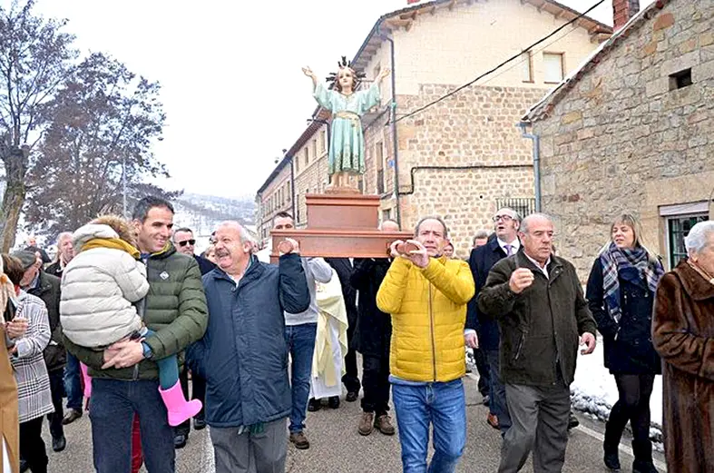 Procesión con la imagen del Dulce Nombre por las calles de Canicosa de la Sierra.