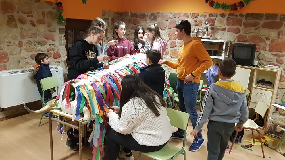 Niños y niñas confeccionando la Curra