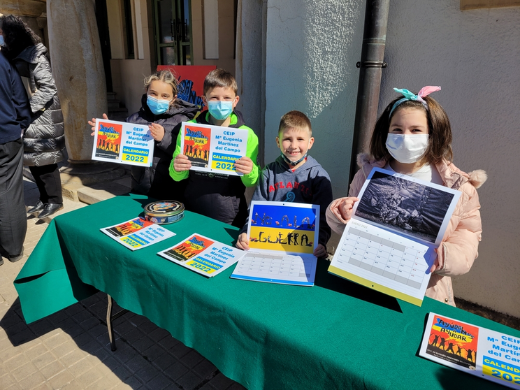 Alumnos del centro con el Calendario Solidario