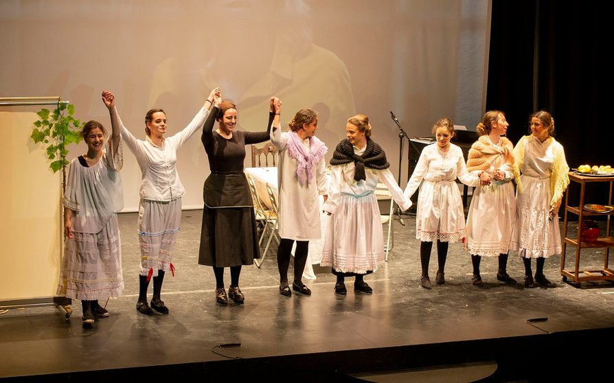 Imagen de uno de los actos del IES Alfoz de Lara en el Teatro(1)