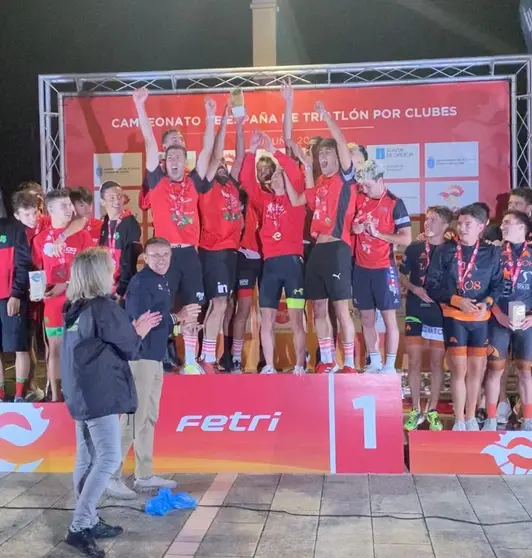 Los-chicos-del-Club-Triatlón-Soriano-celebran-el-ascenso-a-segunda-división.