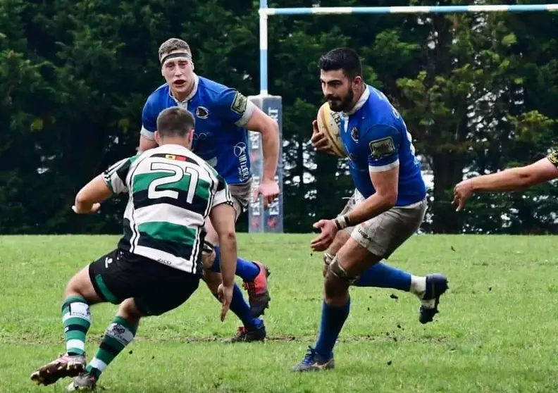 arturo mendez con el oval en rugby oviedo