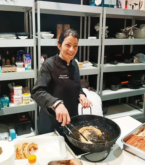 Miriam Ortego de La Tablada cocinando torreznos