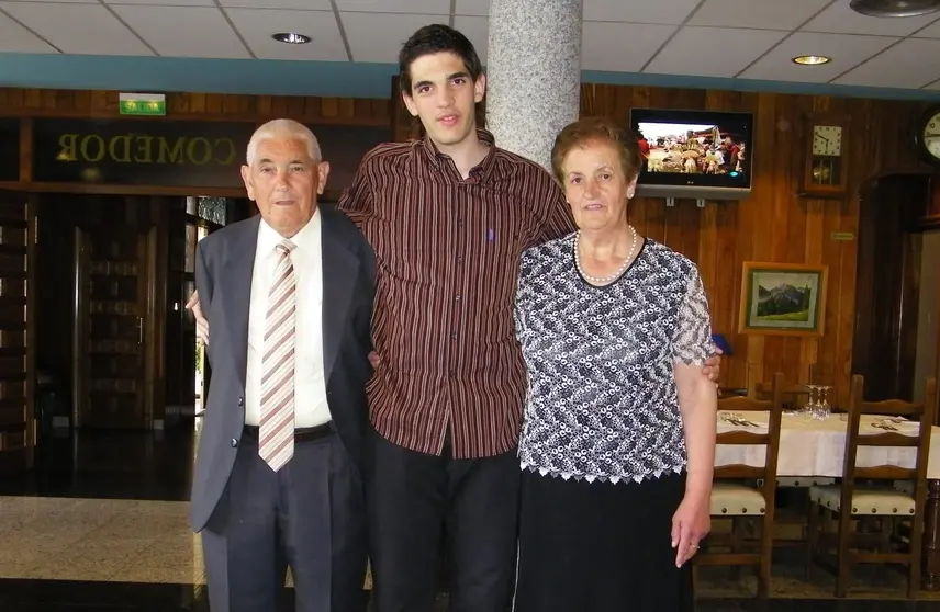 Junto a sus abuelos de Hacinas Lucio y Jesusa.