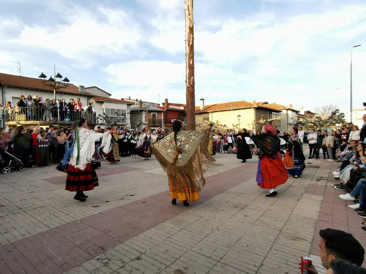 Mozas bailando al Mayo tras la pingada