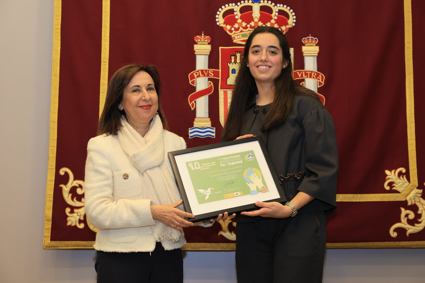 Claudia Bartolomé recogiendo el premio de manos de la ministra Margarita Robles