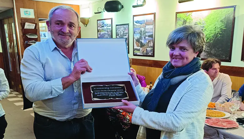 Nieves recogiendo la placa otorgada por el Ayuntamiento.