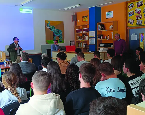 Manuel López Represa ofreciendo su testimonio en el IES San Leonardo.