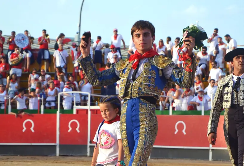 Jesús Yglesias da la vuelta al ruedo acompañado de una niña en la plaza de Toros de San Adrián. Ha sido considerado el triunfador del Espárrago de Oro 2024.