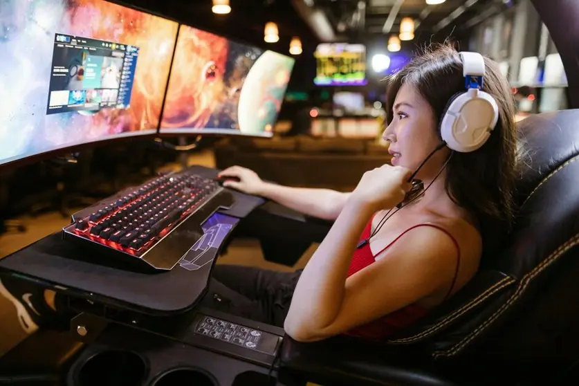 https://www.pexels.com/es-es/foto/mujer-sentado-jugando-tecnologia-7915492/