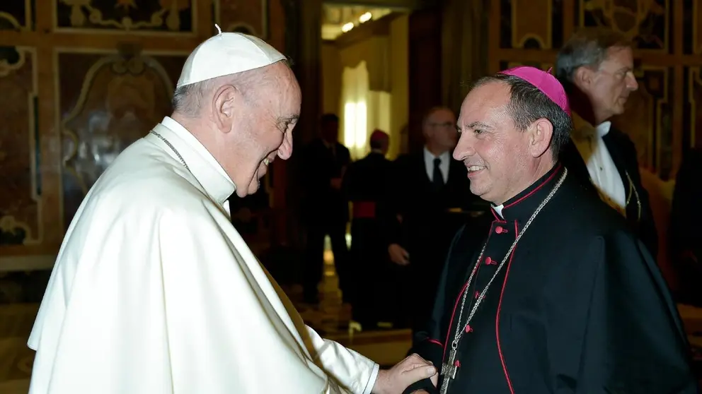 El-Papa-con-nuestro-obispo