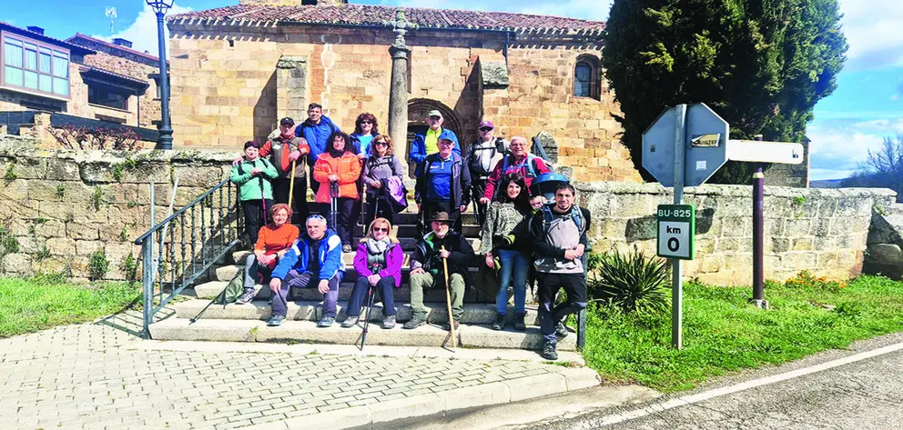 Los senderistas de la Asociación Amigos de Hacinas en una de las zonas visitadas en esta ruta por la sierra pinariega