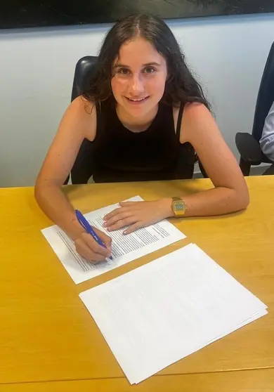 Zaira firmando el contrato que la unirá las próximas tres temporadas al Madrid CF