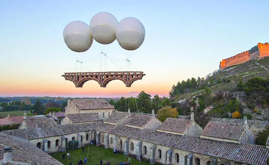 El puente de Olivier Grossetète será una de las actividades más llamativas. En la imagen, una de sus creaciones previas.