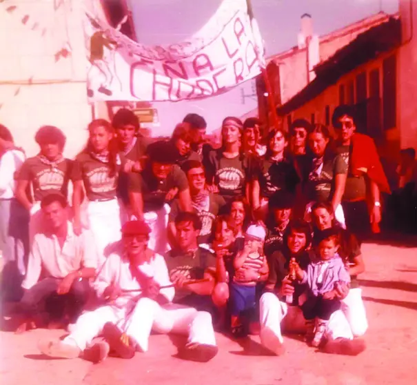 Una de las peñas locales en una imagen de 1981 en fiestas. Foto: Susana Alonso.