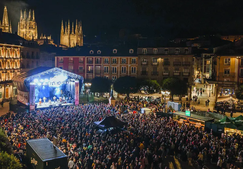 Miles de personas se acercaron hasta la Plaza Mayor en la última edición del Tribu.    Foto: Rodrigo Mena (Ayto. Burgos)