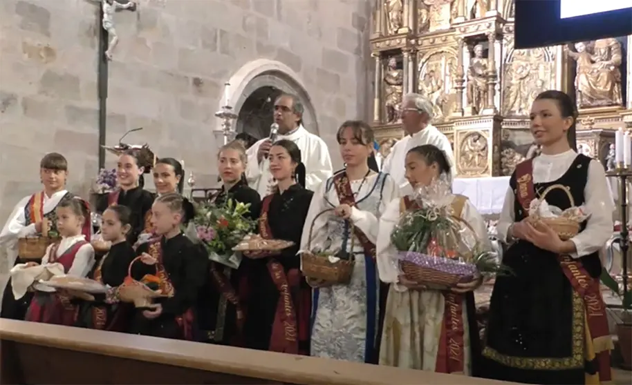 Ciudadanas del pueblo de Salas en la celebración de las Fiestas de Acción de Gracias