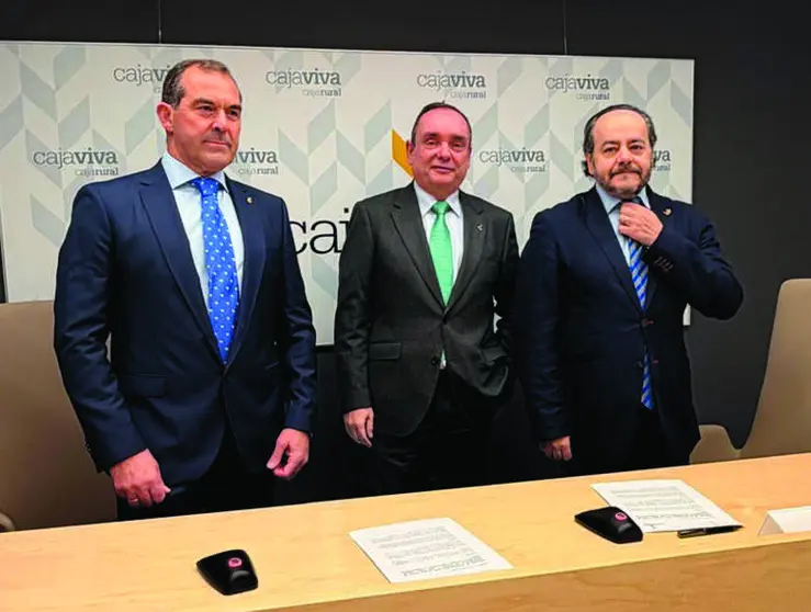 Momento de la firma del convenio en las instalaciones de Cajaviva