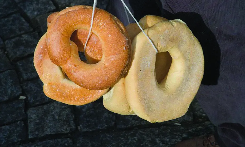 El Rosc&oacute;n de San Lesmes, que incluye un b&aacute;culo del patr&oacute;n en su interior, no puede faltar en esta fiesta,