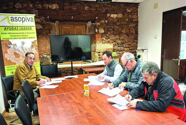 El presidente de ASOPIVA, Tom&aacute;s Mart&iacute;nez, y promotores de la zona.