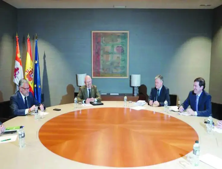 Momento de la reuni&oacute;n entre PP y VOX