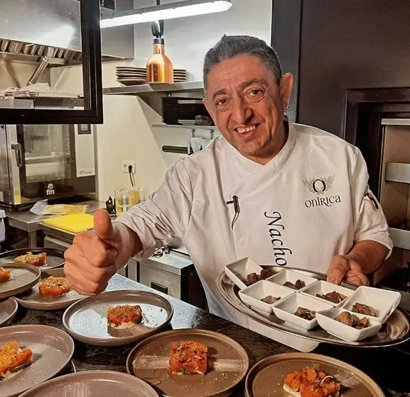 El chef Nacho Rojo en los fogones del restaurante burgal&eacute;s On&iacute;rica