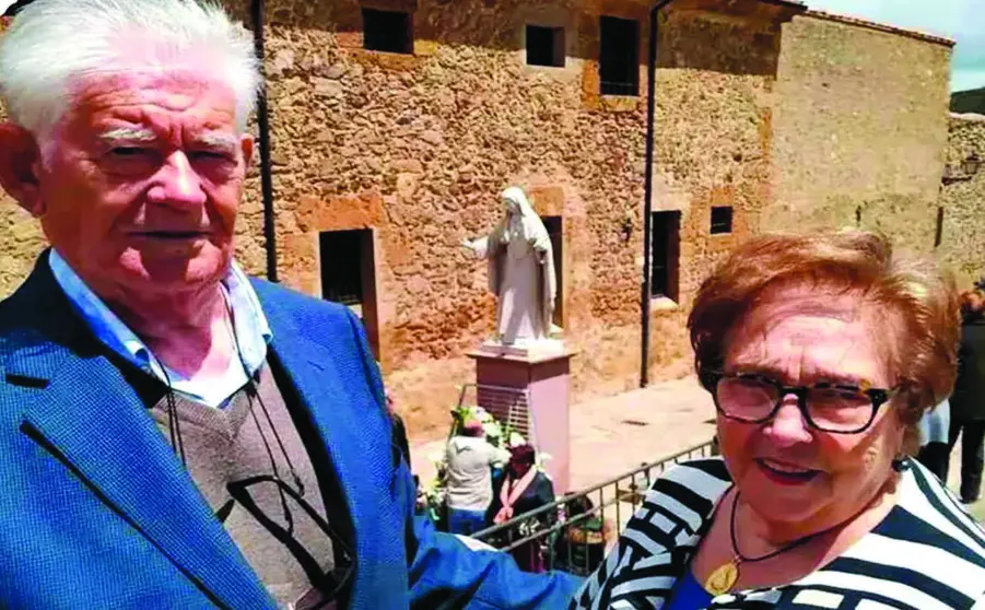 Juana Lacal, y su marido Donato Modrego, ante la imagen de Sor Mar&iacute;a de Jes&uacute;s en &Aacute;greda.