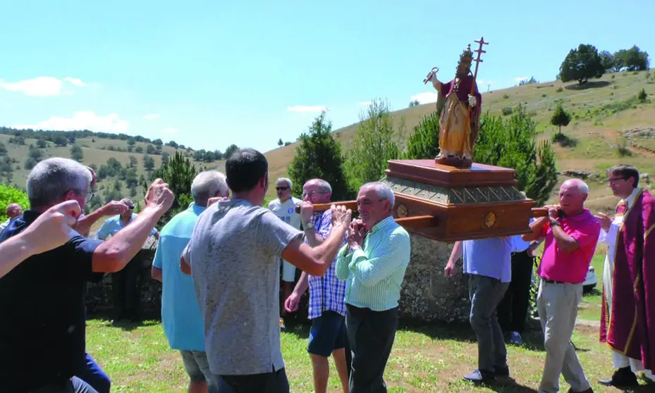 Vecinos de la localidad de Moncalvillo danzando alrededor del santo durante la subida a la iglesia