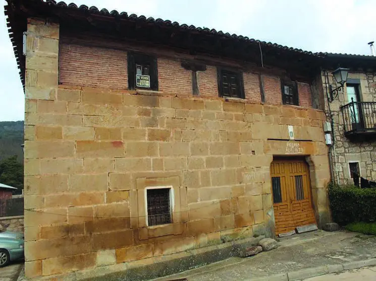 Casona que se quiere rehabilitar como centro de la carreter&iacute;a en Molinos.
