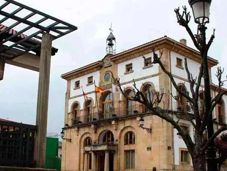 Fachada del Ayuntamiento de Covaleda.