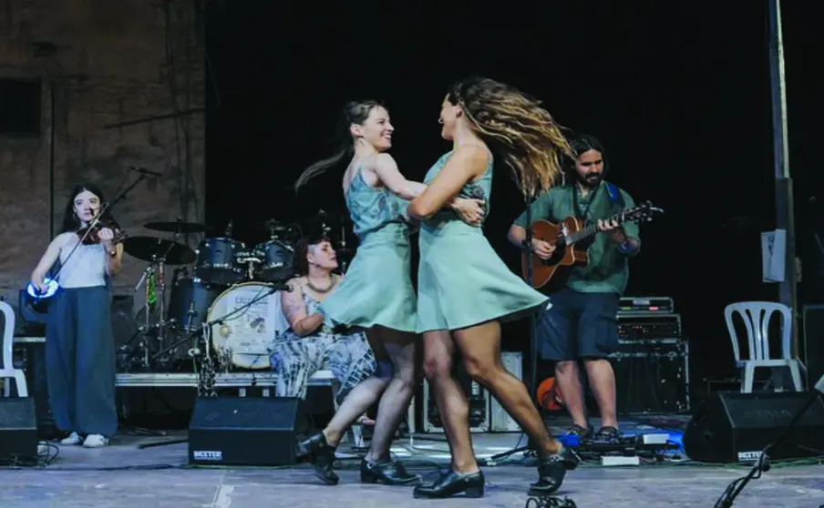 Representaci&oacute;n de danzas irlandesas en una de las actuaciones del grupo Irish Treble durante su gira.