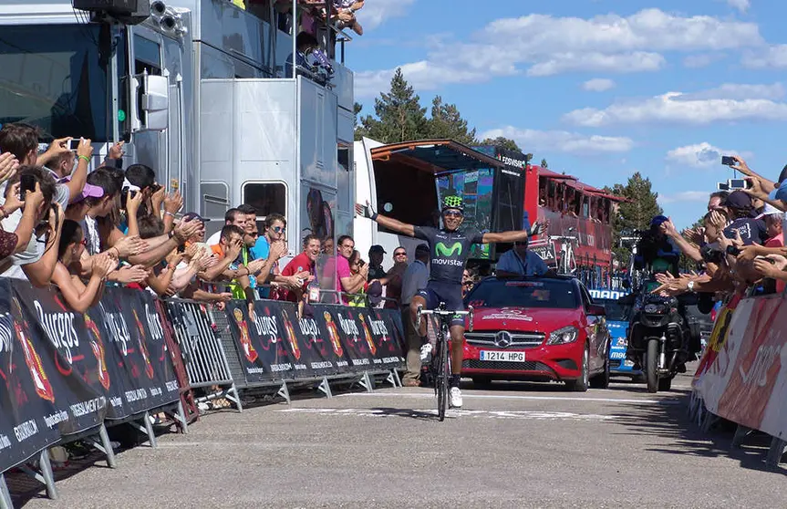 Nairo Quintana entrando en meta en las Lagunas de Neila (2013)