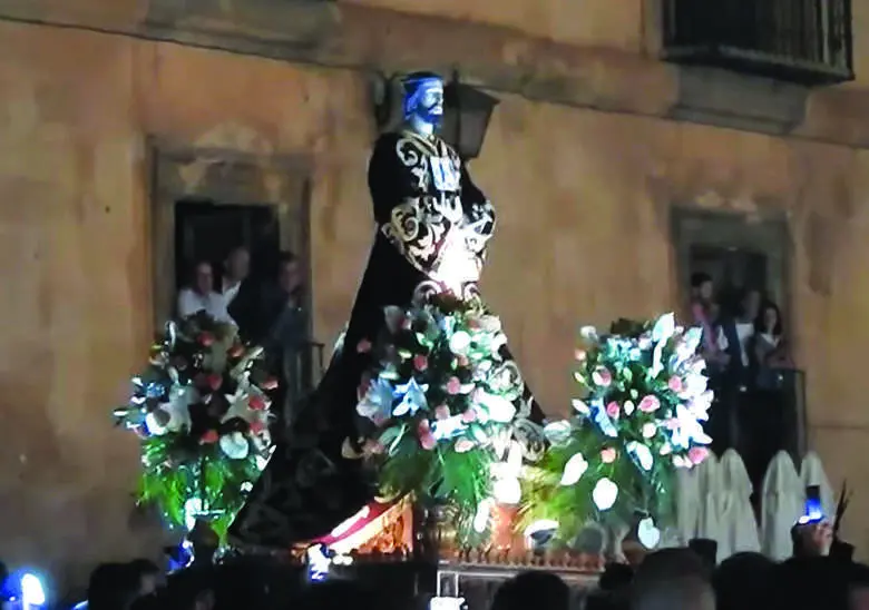 Bajada de Jes&uacute;s en la plaza de la localidad durante las fiestas de 2025
